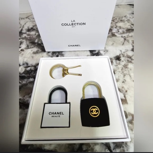 CHANEL Black and Gold Key Holder Set - Picture 1 of 6